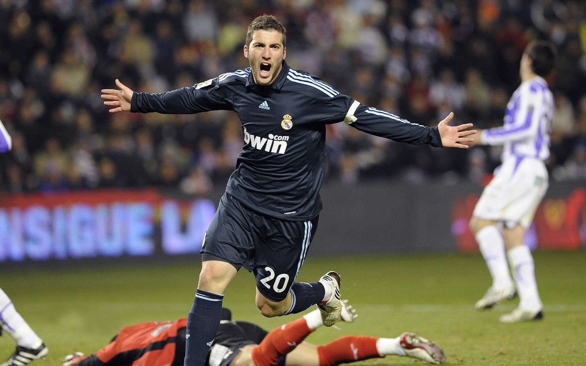 开云全站下载-国内足球联赛强队逐渐崛起，争相夺取头名，中国足球联赛球队